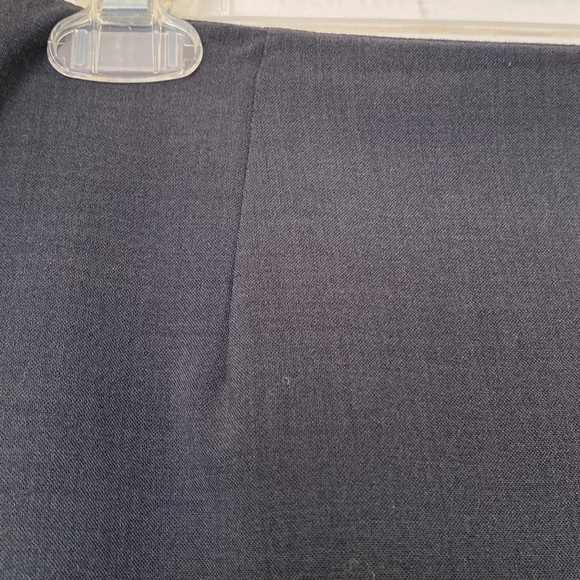 In excellent condition like new Theory size 8 very dark charcoal gray skirt . - Picture 2 of 9
